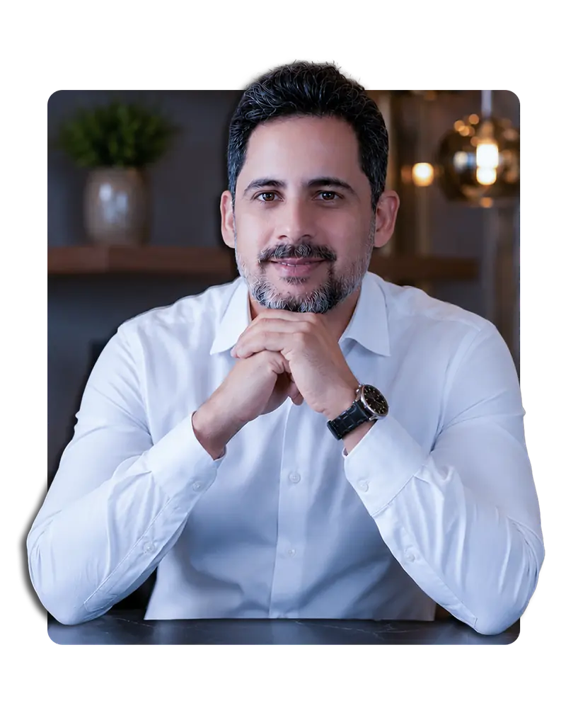 Dr. João Filho em seu consultório